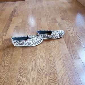 Toms size 7 leopard print slip on. Good condition